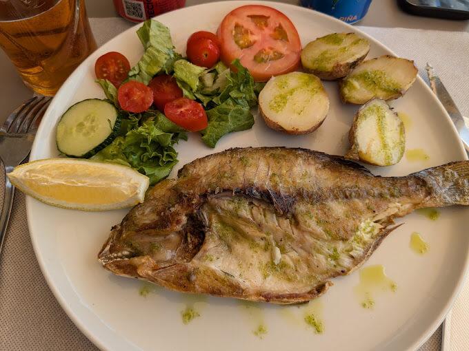 Imagen de un plato de pescado el Restaurante La Niña de los Abrigos